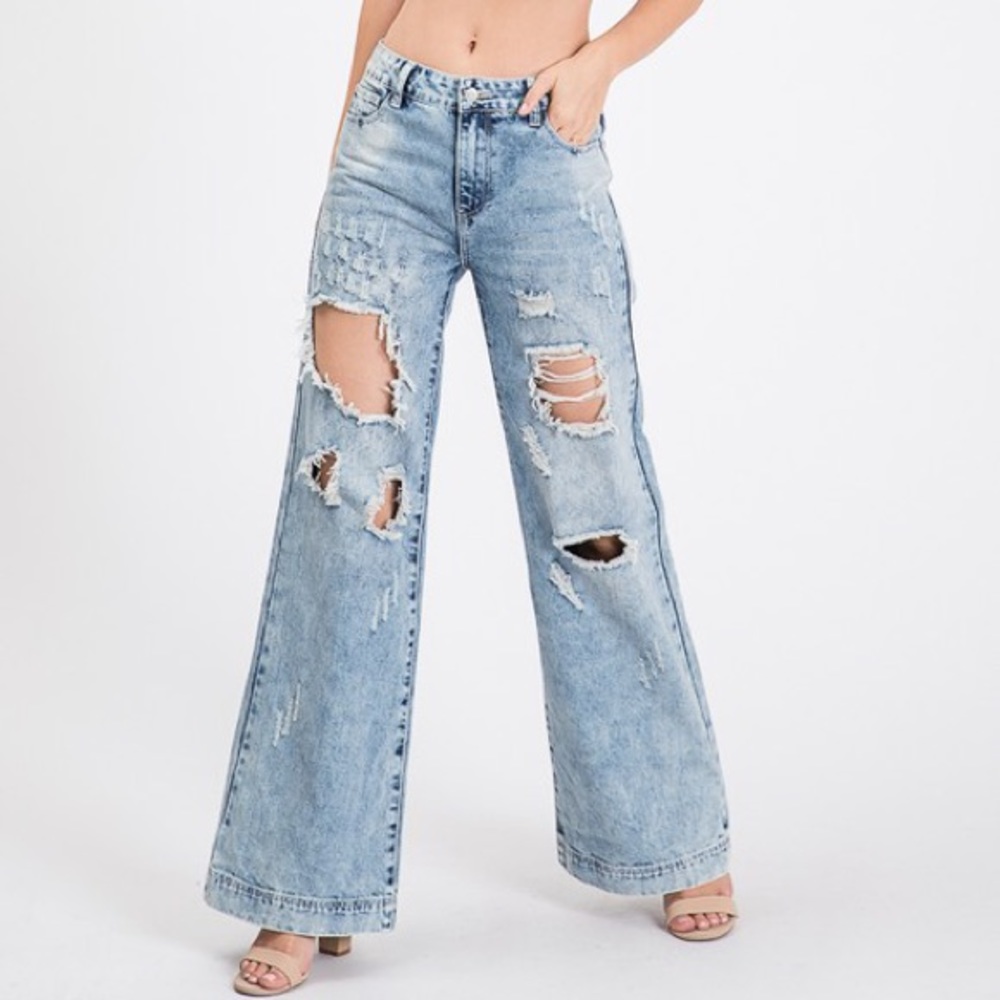 Light Wash Distressed Jeans Size 26🌹 - Picture 2 of 2